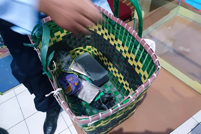 DISITA: Tujuh handphone yang diselundupkan langsung disita oleh petugas Lapas IIB Probolinggo. (Lapas for Jawa Pos Radar Bromo)