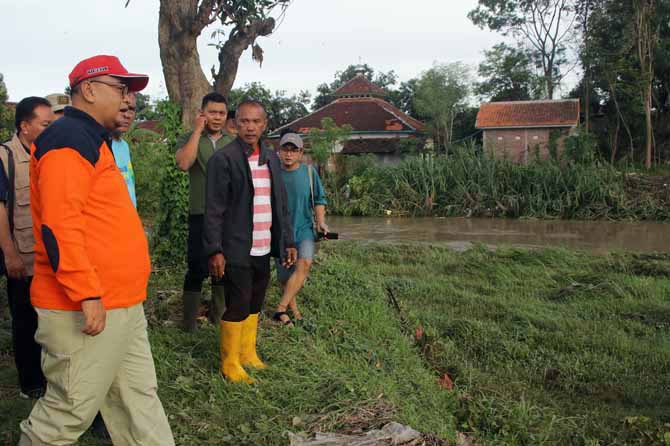 LIHAT KONDISI: Wabup Timbul Prihanjoko saat mengecek Sungai Kertosono usai meluap dan menyebabkan banjir pada November 2022 lalu. (Foto: Agus Faiz Musleh/Jawa Pos Radar Bromo)