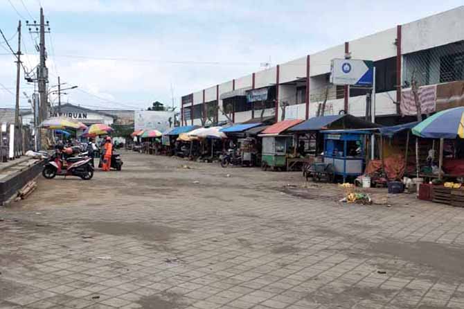 DIBATASI: Kondisi sisi timur Pasar Besar Kota Pasuruan yang masih ditempati para pedagang kaki lima. (Fuad Alyzen/Radar Bromo)