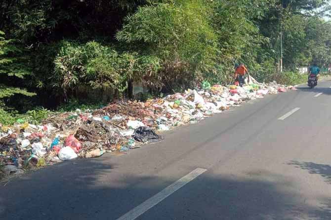 MENUMPUK: Sampah menumpuk di tepi jalan Wangkal. (Foto: Agus Faiz Musleh/Jawa Pos Radar Bromo)