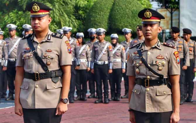 PERGANTIAN: AKP Rahmad Ridho Satrio (kiri) yang diganti Iptu Achmad Doni Meidianto. (Foto: Polres Probolinggo for Jawa Pos Radar Bromo)