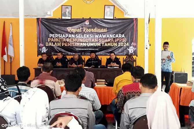 PEMBEKALAN: Seluruh PPK Kabupaten Probolinggo mengikuti sosialisasi mekanisme tes wawancara terhadap calon PPS, Selasa (17/1) siang. (Foto: Agus Faiz Musleh/Jawa Pos Radar Bromo)