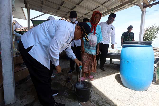 NORMAL: Wabup Timbul Prihanjoko saat mengecek aliran air PDAM di rumah Rohimah yang ada di Dusun Pesisir, Desa Gili Ketapang, Rabu (18/1). (Zainal Arifin/Jawa Pos Radar Bromo)