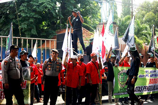 DEMO: Sejumlah pegiat lingkungan saat menggelar aksi protes pencemaran lingkungan imbas limbah B3 PTKL. (Zainal Arifin/Jawa Pos Radar Bromo)