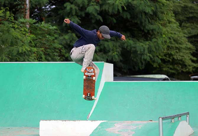 FASILITAS LENGKAP: Para skater bermain di skatepark kawasan GOR A Yani, Kota Probolinggo. (Zainal Arifin/ Radar Bromo)