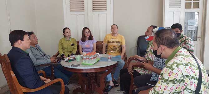 KLARIFIKASI: Kepala Disperin-Naker Kota Probolinggo Budiono Wirawan (kiri) bersama sejumlah pegawai menemui Owner Puk Ami-ami Roy Rianto Gunadi (kaus kuning), Kamis (19/1). (Arif Mashudi/Jawa Pos Radar Bromo)