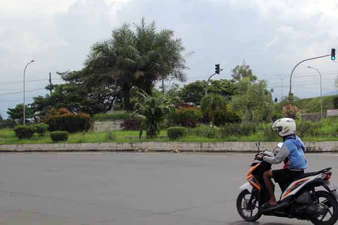 TAMAN JALAN: Taman di pulau jalan bundaran Gempol akan diperbaiki. (Foto: Iwan Andrik/Jawa Pos Radar Bromo)