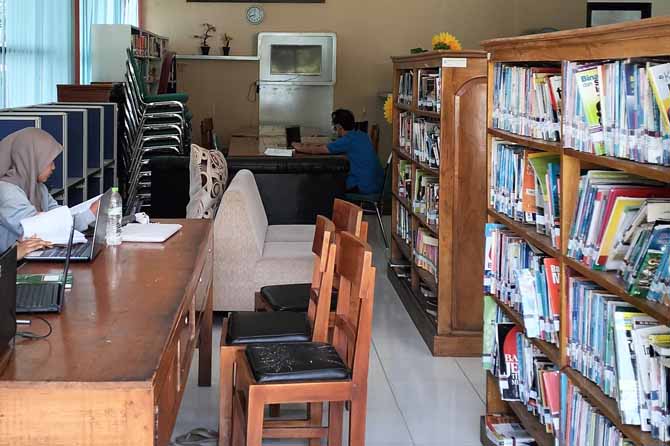 MASIH SEPI: Beberapa pengunjung Perpustakaan Daerah sedang membanca koleksi buku. Dispersip akan meningkatkan kunjungan perpustakaan keliling. (Foto: Achmad Arianto/Jawa Pos Radar Bromo)