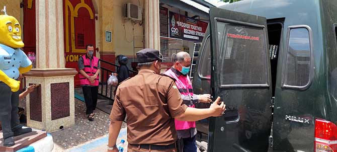 TERTUNDA: Terdakwa Mohamad Maskur (hendak masuk mobil) ketika hendak dibawa ke Pengadilan Tipikor Surabaya untuk diadili, Selasa (25/1). (Arif Mashudi/Jawa Pos Radar Bromo)