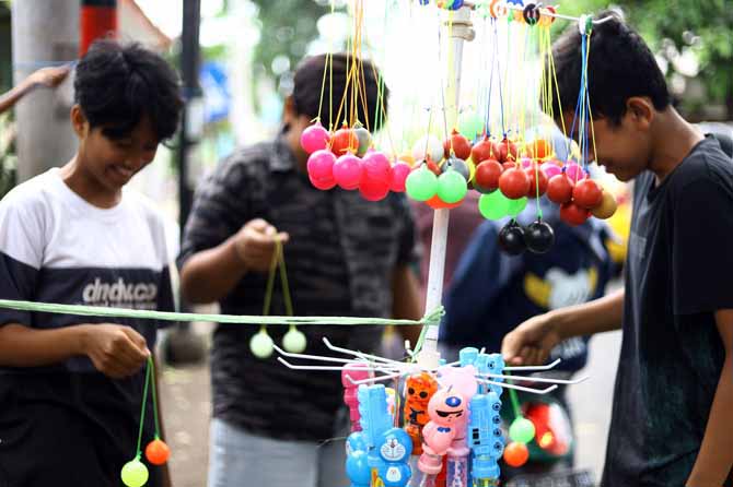 MARAK: Sejumlah bocah di Probolinggo memainkan latto-latto. Permainan tradisional ini tren lagi dan kerap dimainkan oleh segala usia. (Foto: Zainal Arifin/Jawa Pos Radar Bromo)