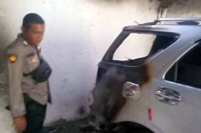 TKP: Mobil Daihatsu Terios milik Saman yang terbakar di bagian belakangnya. Beruntung api tidak sampai membesar dan hanya membakar bagian belakang mobil. (Foto: Polsek Pakuniran for Jawa Pos Radar Bromo)
