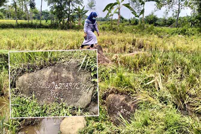 BERSEJARAH: Prasasti Batu Tulis Desa Wangkal menyimpan sejarah yang layak untuk diungkap. Sayang kondisinya tidak terawat. (Foto: Achmad Arianto/Jawa Pos Radar Bromo)