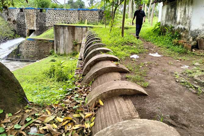 BANGUNAN KUNO: Konstruksi beton bekas gorong-gorong air yang dulu digunakan untuk PLTA Maron Kidul yang juga sering disebut PLTA Mantrean. (Achmad Arianto/Jawa Pos Radar Bromo)
