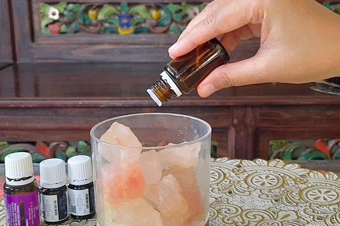 BERGUNA: Setiap tetesan aroma terapi yang tepat diyakini mampu membuat tubuh dan pikiran semakin sehat. (Foto: Fahrizal Firmani/Jawa Pos Radar Bromo)