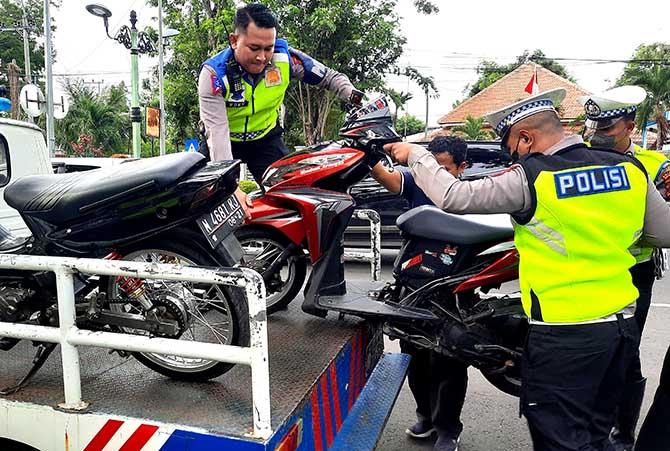 DIAMANKAN: Salah satu motor diangkut Satlantas Polres Probolinggo Kota setelah terjaring razia, (18/1). (Fahrizal Firmani/Jawa Pos Radar Bromo)