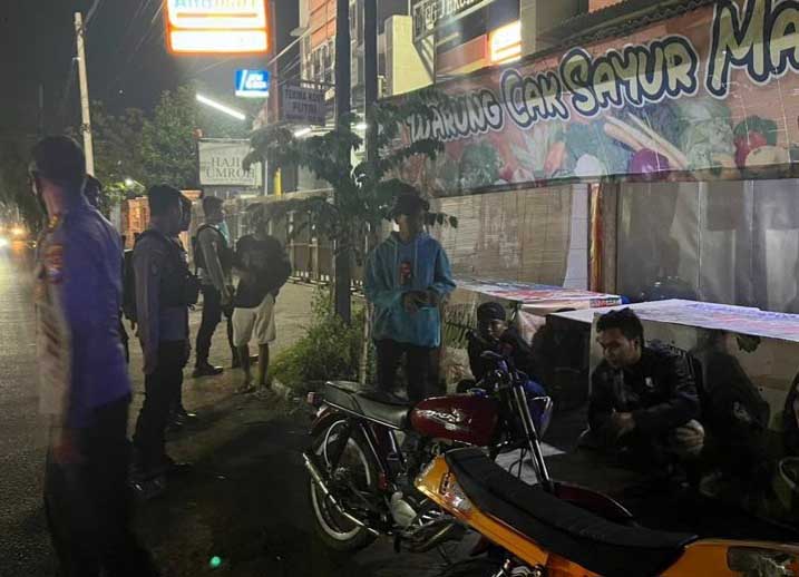Petugas saat mengamankan motor berknalpot brong di Jalan Lumajang.