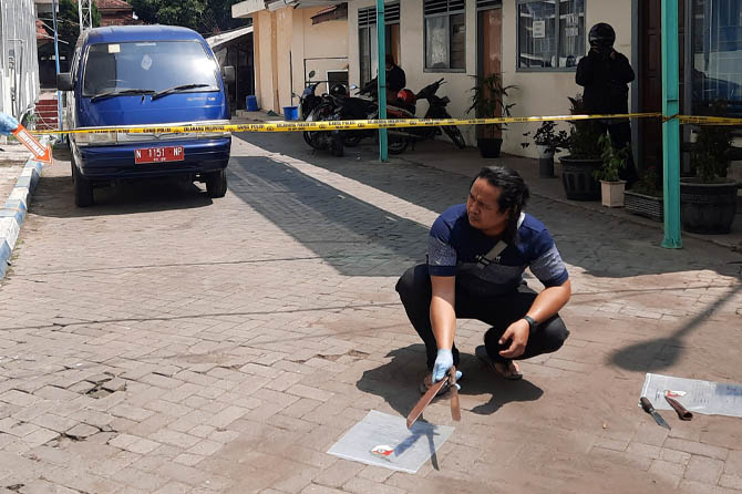 MASALAH ASMARA: Polisi saat olah TKP, penusukan hingga menewaskan korban dilatarbelakangi perselingkuhan istri tersangka dan korban. (Fahrizal Firmani/Radar Bromo)