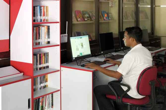 FASILITAS BARU: Pojok baca digital perpustakaan daerah Kraksaan yang jadi terobosan baru bidang literasi. Sayangnya saat ini masih minim pengunjung. (Foto: Achmad Arianto/Jawa Pos Radar Bromo)