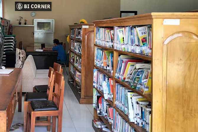 LITERASI: Seorang pengunjung Perpustakaan Daerah Kabupaten Probolinggo membaca buku. Kini, Dispersip mendapatkan armada Perpustakaan Keliling. (Foto: Achmad Arianto/Jawa Pos Radar Bromo)