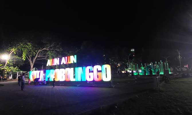 LEBIH TERBUKA: Sejumlah warga berada di Alun-alun Kota Probolinggo yang baru direvitalisasi. Tahun ini, sejumlah sarana dan prasarana alun-alun akan ditambah melalui CSR. (Arif Mashudi/Jawa Pos Radar Bromo)