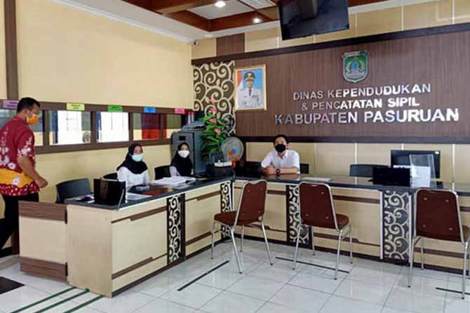PAGI HARI: Suasana di kantor Dispendukcapil Kabupaten Pasuruan. (Foto: Dok. Radar Bromo)