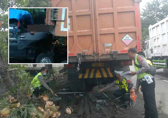 LOKASI KEJADIAN: Personel Satlantas Polres Pasuruan olah TKP di Jalan raya Beji. Inset, mobil pikap yang dikendarai Dodik usai menabrak, dan nampak korban masih terjepit di ruang kemudi. (Foto: Satlantas Polres Pasuruan for Jawa Pos Radar Bromo)