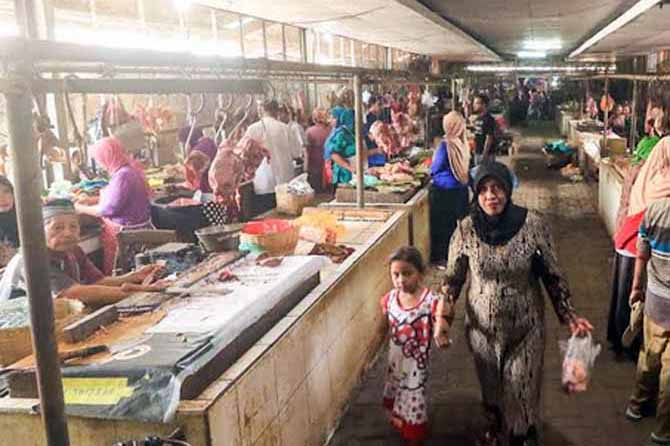 PERPUTARAN EKONOMI: Suasana lapak pedagang di Pasar Besar. Karena banyaknya penolakan kenaikan retribusi, membuat dewan menyarankan agar tak dipaksakan. (Foto: Mokhamad Zubaidillah/Jawa Pos Radar Bromo)