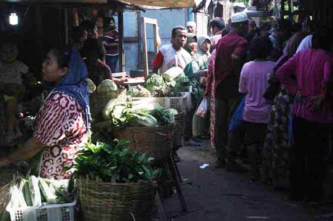 MENGAIS REZEKI: Sejumlah pedagang berjualan di Pasar Gondanglegi, Kabupaten Pasuruan. (Foto: Dok. Radar Bromo)