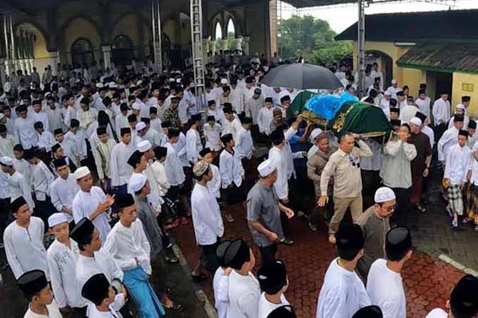 UNDANG IBA: Suasana pemakaman INF pada Kamis 19 Januari. Bocah 13 tahun itu akhirnya meninggal akibat luka bakar yang dideritanya. (Foto: Dok. Radar Bromo)