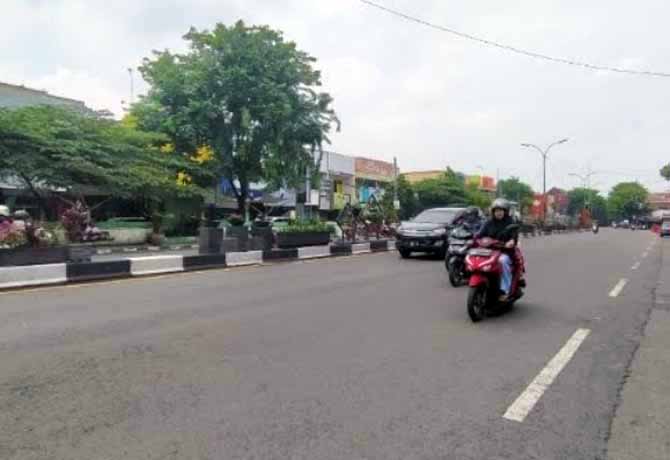 MULUS: Sejumlah pengendara melintas di Jalur Surabaya-Pasuruan, depan Alun-alun Bangil, yang dinilai butuh sarana penyeberangan. (Foto: Iwan Andrik/Jawa Pos Radar Bromo)