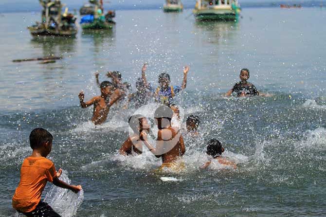 ANAK PANTAI: Sejumlah bocah di Pulau Gili Ketapang Probolinggo bermain di perairan. Wisata di tempat ini sudah dibuka, tapi masih belum banyak pengunjung. (Foto: Dok. Radar Bromo)