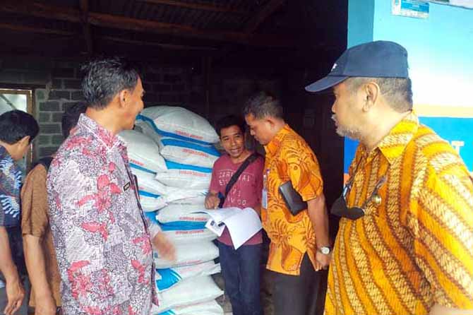 PANTAU: Anung (kanan) saat melakukan sidak di salah satu kios pupuk di Dringu. (Foto: Agus Faiz Musleh/Jawa Pos Radar Bromo)