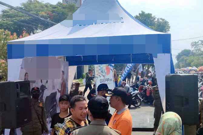 JADI PERSOALAN: Tenda milik diler motor di Jalan Sultan Agung yang sempat disoal. (Foto: Dok. Radar Bromo)