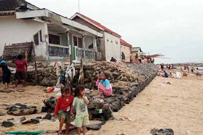MASIH KESULITAN AIR: Warga di Pulau Gili. Usai bencana lalu, warga kesulitan air bersih. (Foto: Dok. Radar Bromo)