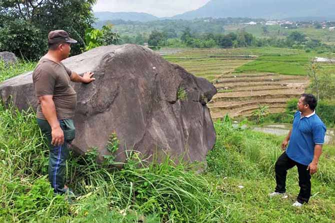 BESAR: Batu di Dusun Ledok Tadi, Desa Candiwates, Kecamatan Prigen yang disebut warga sekitar Watu Gede Kali Lor. (Foto: Rizal F. Syatori/Jawa Pos Radar Bromo)