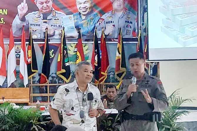 INTERAKTIF: Peserta diberi kesempatan untuk berkomunikasi langsung dengan narasumber. (Foto: Untoro/Jawa Pos Radar Bromo)