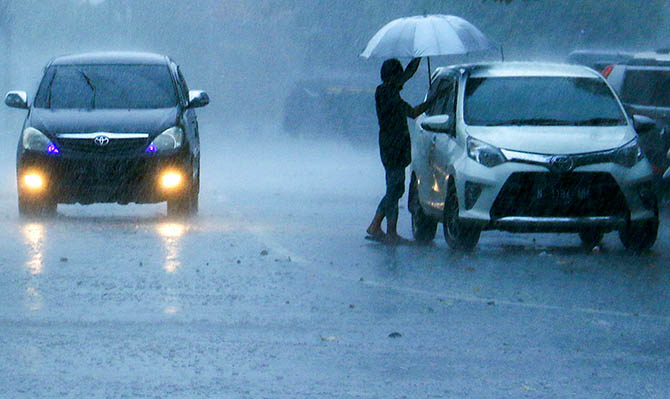 KENCANG: Hujan angin yang melanda Kota Pasuruan, Selasa (17/1) siang. (Foto: M Zubaidillah/Jawa Pos Radar Bromo)