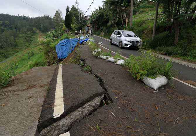 SEGERA DIPERBAIKI: Jalan menuju Gunung Bromo, di Desa Baledono, Kecamatan Tosari, Kabupaten Pasuruan, yang longsor. (Foto: M Zubaidillah/Jawa Pos Radar Bromo)