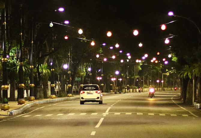KIAN CANTIK: Lampu estetik yang ada di sepanjang Jalan Pahlawan Kota Pasuruan. (Foto: Mokhamad Zubaidilah/Jawa Pos Radar Bromo)