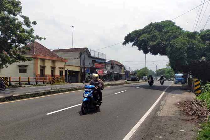 SEGERA DIPERBAIKI: Sejumlah pengendara melintas di Jembatan Tambak 1, di Desa Lemahbang, Kecamatan Sukorejo. Jembatan ini rencananya akan direvitalisasi. (Foto: Rizal Fahmi Syatori/Jawa Pos Radar Bromo)