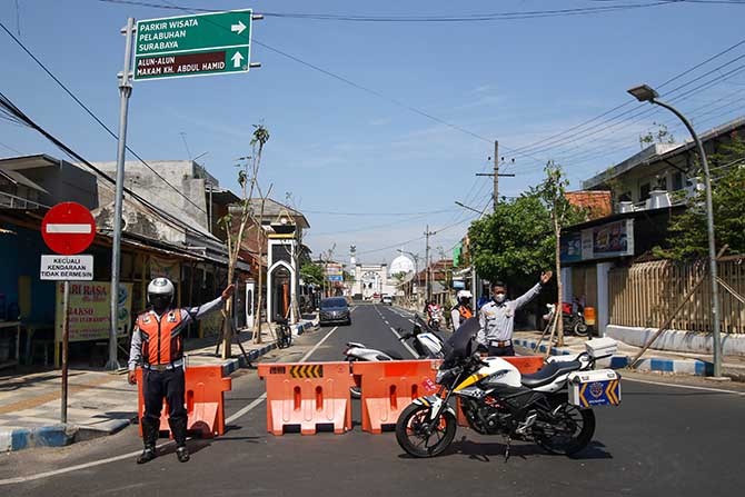SATU ARAH: Petugas Dishub Kota Pasuruan sedang menyosialisasikan jalur satu arah di Jalan WR Supratman, Kota Pasuruan. (Mokhamad Zubaidillah/ Radar Bromo)