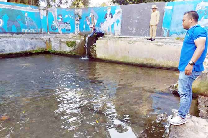 LUAS: Kolam Sumber Jeding Ombo Jawi yang berada di lingkungan Candi Jawi di Desa Candiwates, Kecamatan Prigen, Kabupaten Pasuruan. (Foto: Rizal F. Syatori/Jawa Pos Radar Bromo)