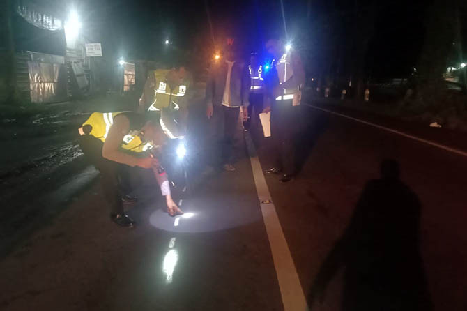 OLAH TKP: Petugas lantas mengecek tempat kejadian perkara kecelakaan motor dan bus di Desa Wonosari, Kecamatan Wonorejo. (Satlantas for Radar Bromo)