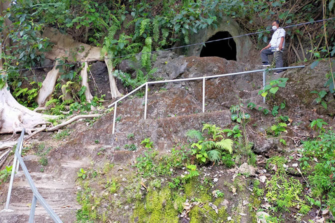 PENUH SEJARAH: Gua Jalmo di Cendono, Kecamatan Purwosari yang sering dikunjungi wisatawan. Selain wisata alam, di lokasi ini ada spot foto yang ditujukan untuk pengembangan destinasi wisata. (Foto: dok Jawa Pos Radar Bromo)