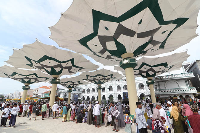 IKON BARU: Jamaah haul Habib Ja’far di Alun-alun Pasuruan di bawah enam payung hidrolik yang semuanya berkembang. Payung Madinah ini akan menjadi ikon baru di Kota Santri. (Mokhamad Zubaidillah/Radar Bromo)