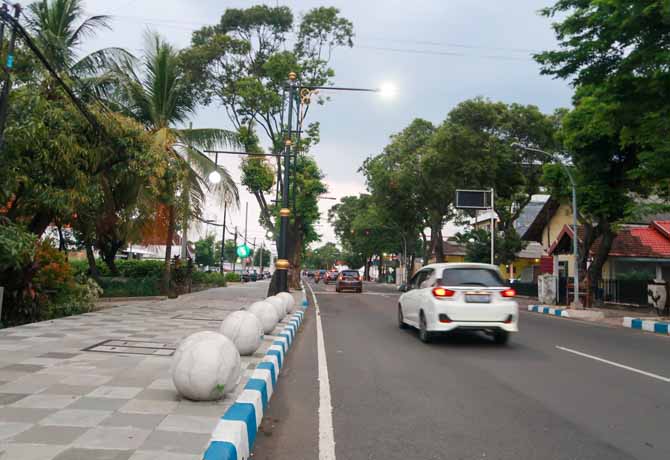 SUDAH MENDUKUNG: Suasana di Jalan Pahlawan saat sore hari. Di sepanjang jalan ini banyak bangunan cagar budaya dan bisa menjual untuk wisata. (Foto: M Zubaidillah/Jawa Pos Radar Bromo)