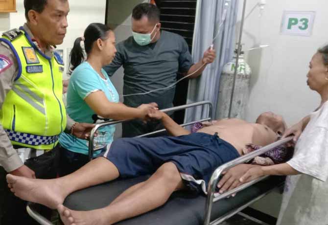 TERLUKA: Pejalan kaki yang luka-luka saat dirawat di IGD Puskesmas Sukorejo, usai tertabrak motor.  (Foto: Poslantas Purwosari for Jawa Pos Radar Bromo)