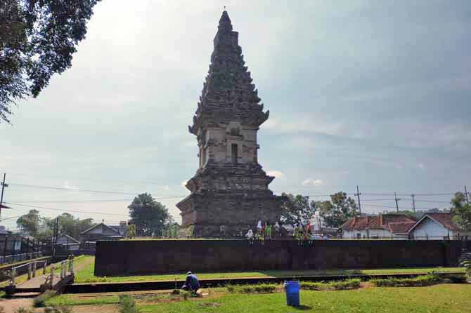 MENJULANG: Candi Jawi masih menjadi jujukan wisatawan dari berbagai kota dan kalangan. Pelajar dan mahasiswa dari berbagai daerah juga berkunjung ke peninggalan Raja Kertanegara itu. (Foto: Rizal F. Syatori/Jawa Pos Radar Bromo)