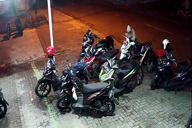 JELANG SUBUH: Aksi pelaku yang terekam CCTV saat dini hari. (Foto: Screenshot)