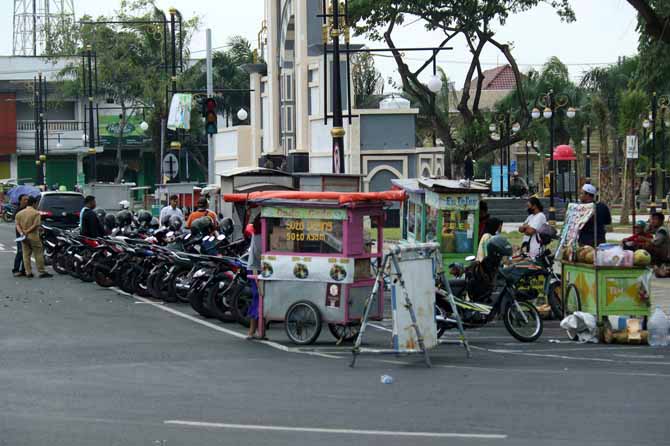 SEGERA DITATA: Sejumlah PKL berjualan di sekitar Alun-alun Kota Pasuruan. Mereka akan disiapkan tempat khusus di sekitar alun-alun. (Foto: Mokhamad Zubaidillah/Jawa Pos Radar Bromo)